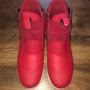 Women’s Ferrari pumas. 😍♥️